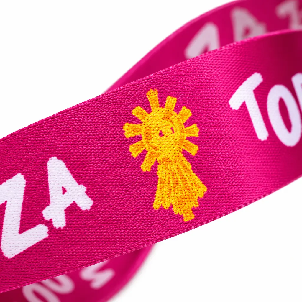 Cinta magenta con emblema dorado (1).webp