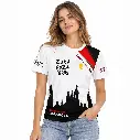 a_Modelo con camiseta gráfica de Zaragoza y toros.webp